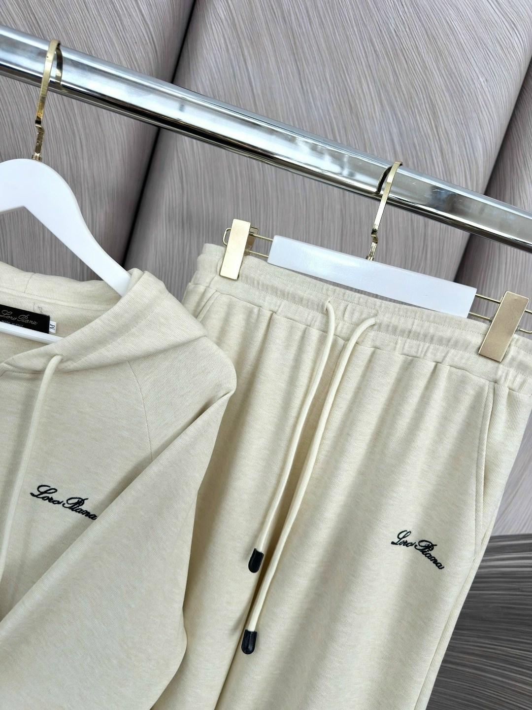 loro piana женский бежевый костюм premium,костюм вязаный кашемир модный стиль,стильные костюмы,женский костюм,костюм бежевый