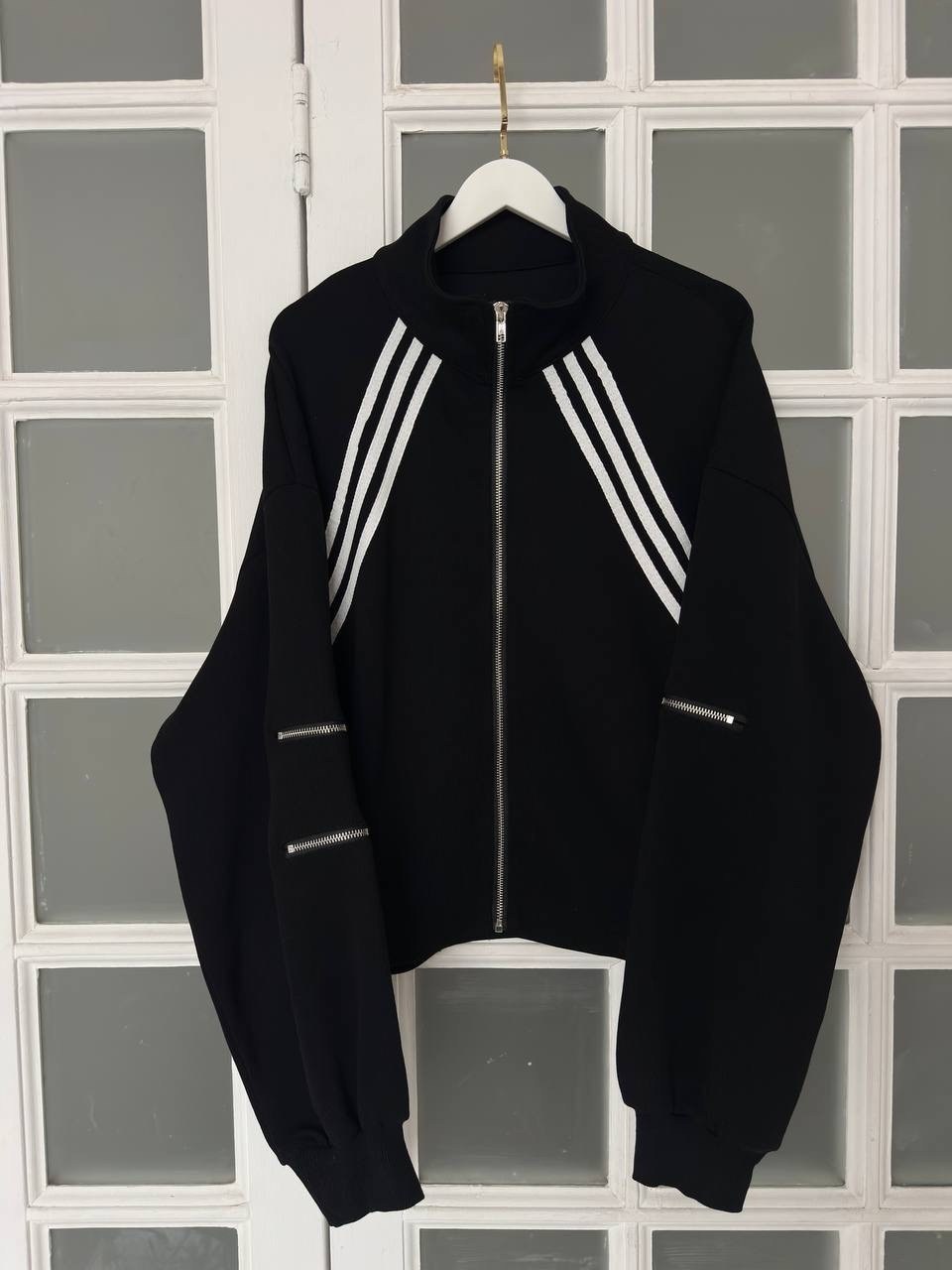 чёрная толстовка oversize с лампасами gloria jeans,костюм с лампасами,спортивный костюм женский,стильные костюмы,спортивный костюм