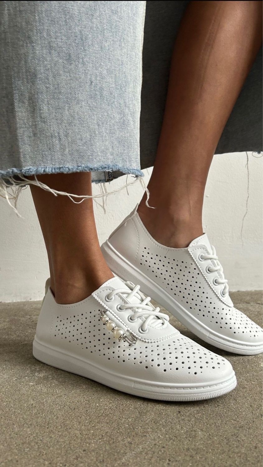 ,кеды женски,кеды кожаные перфорированные,белые летние кеды,кеды белые с перфорацией