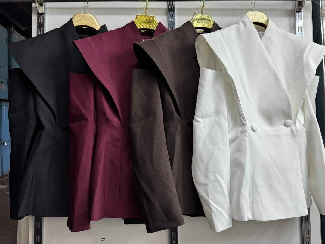 дизайн костюма,современная мода,жакет с архитектурными плечами,дизайнерская одежда