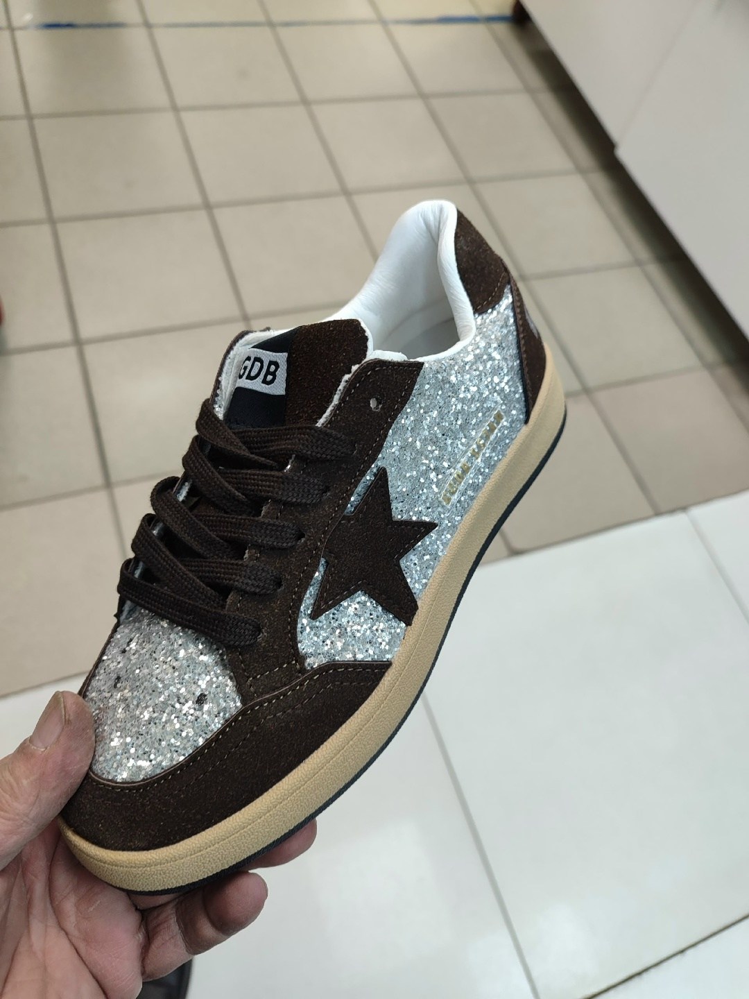 ,golden goose лаковые кроссовки,кеды golden goose,golden goose лаковые кроссовки с пайетками,кроссовки ball star черного и белого цвета golden goose