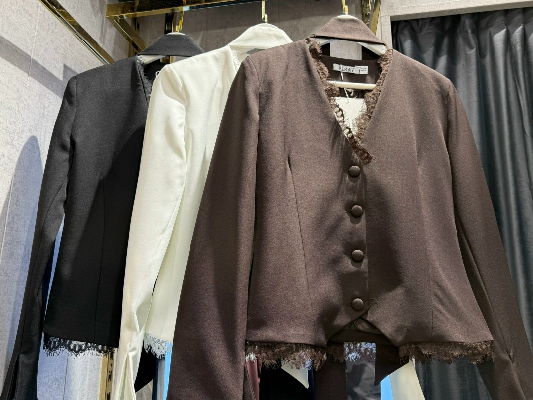 платье пиджак с кружевом,платье пиджак с гипюром,платье пиджак чрное женское с кружевом,черное платье с пиджаком,атласная юбка