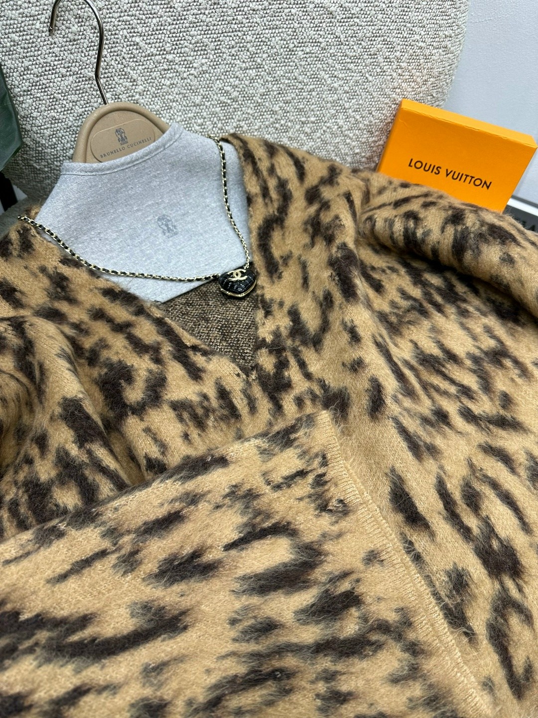 женский вязаный кардиган с леопардовым принтом,женский леопардовый принт вязаный кардиган,кардиган с леопардовым принтом,кардиган цвета хаки с леопардовым принтом,mcdv вязаный кардиган женский свитер