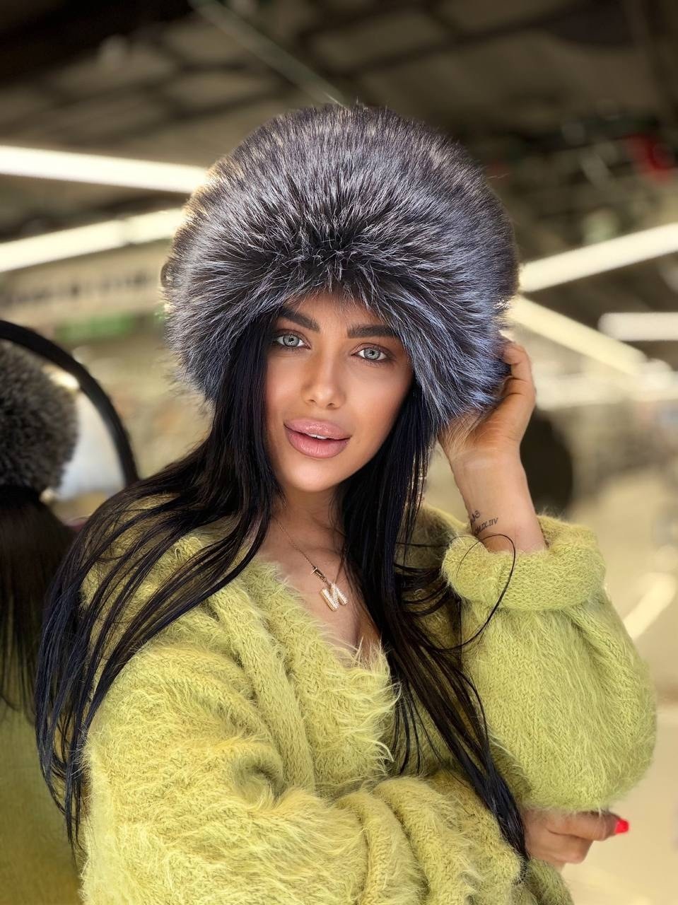 шапка зимняя меховая,меховая шапка,белая меховая шапка,девушка,меховая куртка