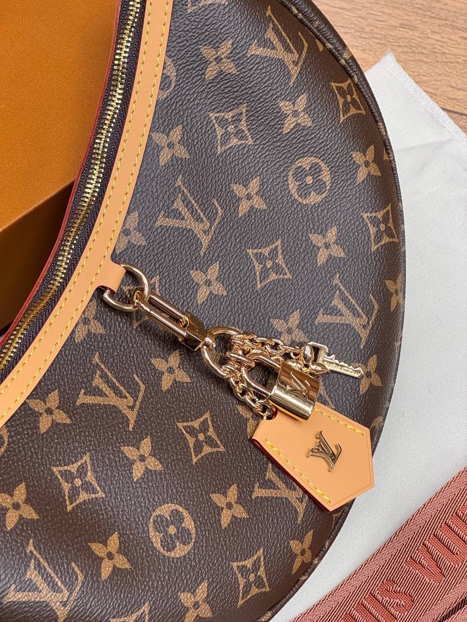 сумка женская louis vuitton,сумкa louis vuitton,сумка луи виттон полумесяц,сумка на плечо louis vuitton,louis vuitton сумка полумесяц на плечо