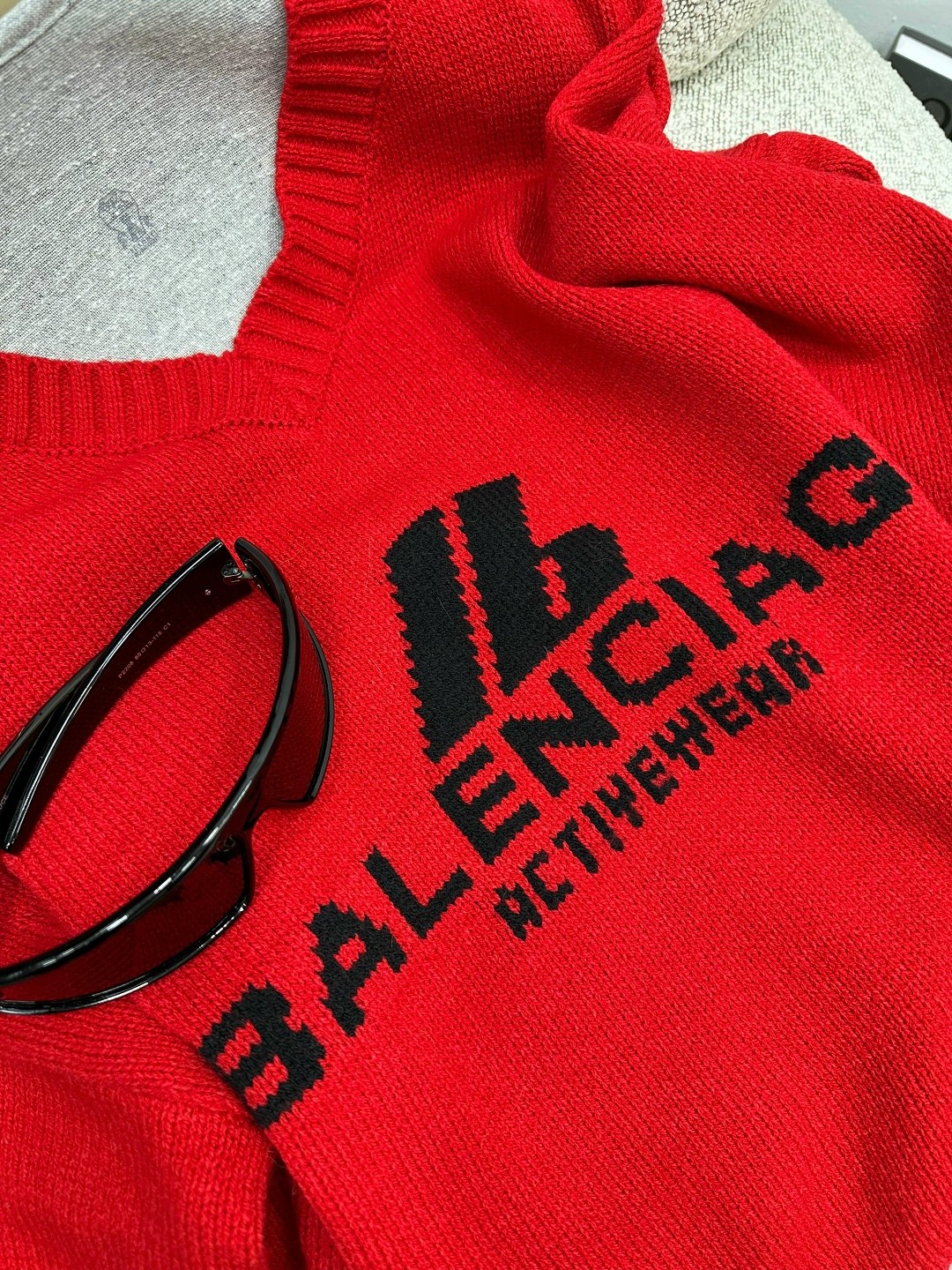 баленсиага свитер,баленсиага красная толстовка,свитер баленсиага мужской,свитер balenciaga,красный свитер баленсиага