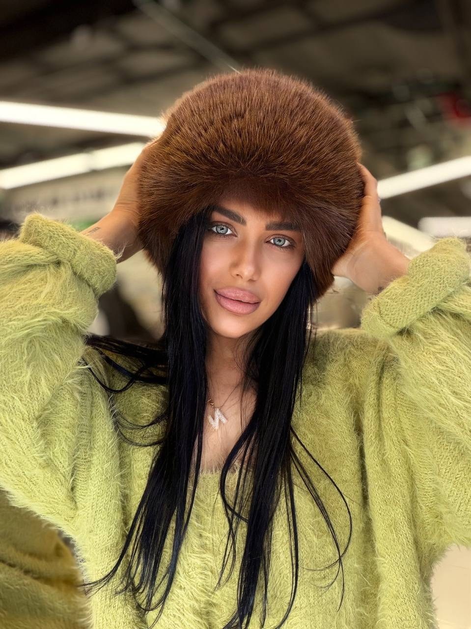 шапка зимняя меховая,меховая шапка,белая меховая шапка,девушка,меховая куртка