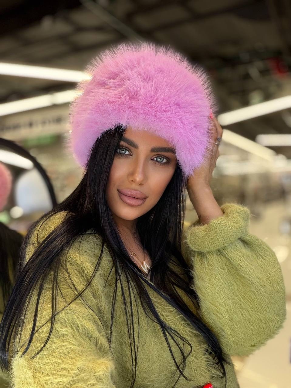 шапка зимняя меховая,меховая шапка,белая меховая шапка,девушка,меховая куртка