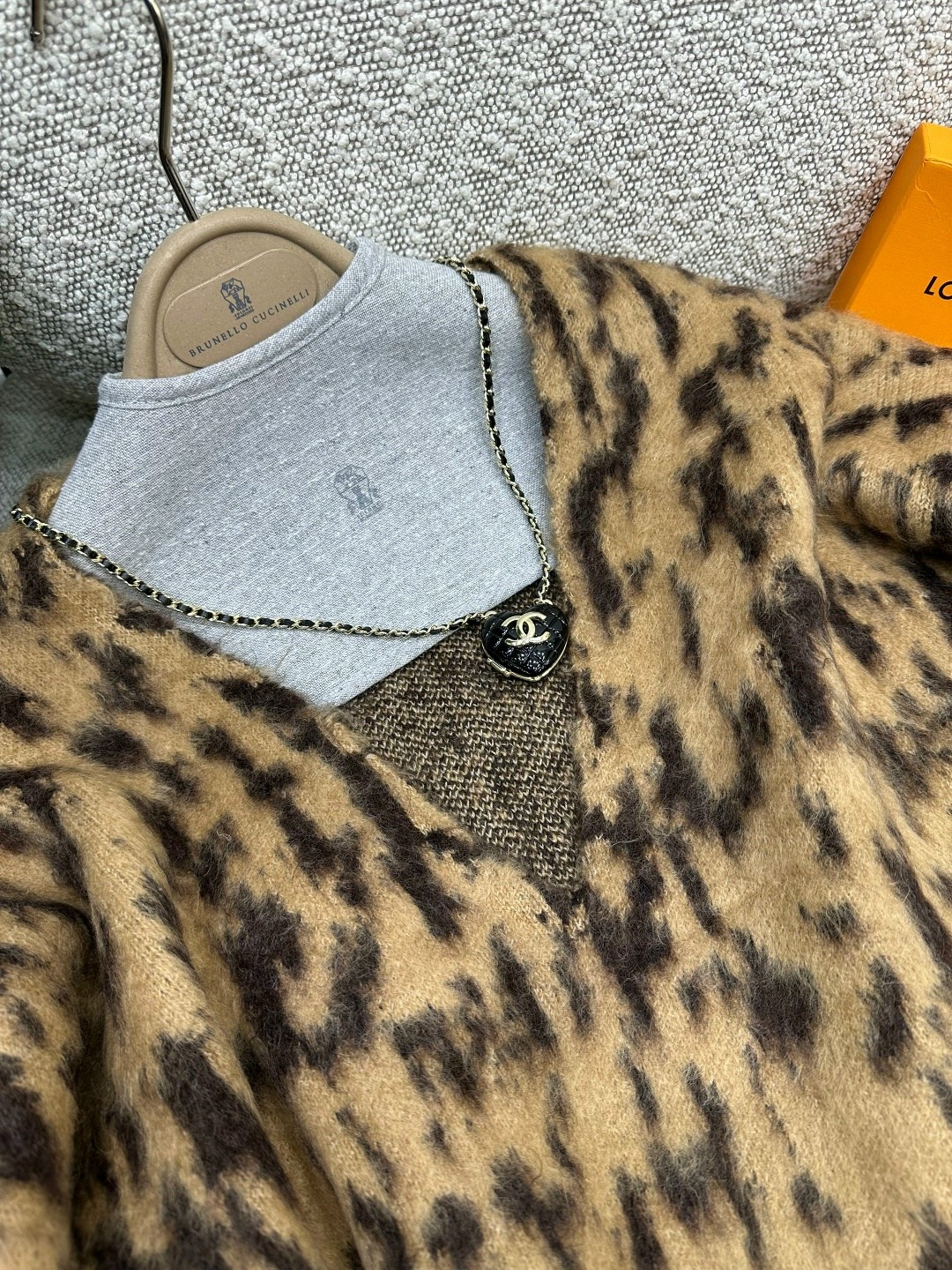 женский вязаный кардиган с леопардовым принтом,женский леопардовый принт вязаный кардиган,кардиган с леопардовым принтом,кардиган цвета хаки с леопардовым принтом,mcdv вязаный кардиган женский свитер