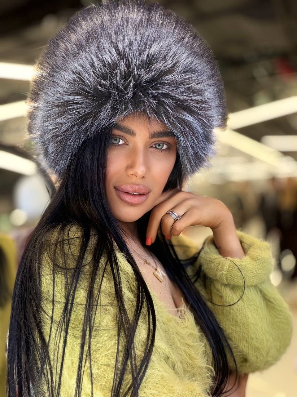 шапка зимняя меховая,меховая шапка,белая меховая шапка,девушка,меховая куртка