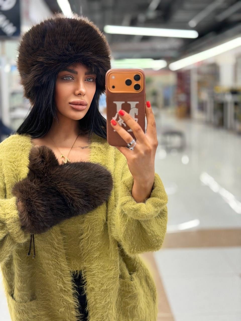 меховая шапка,девушка,берет rianne серый крупная вязка wooly's,шапка женская меховая из песца,белая меховая шапка