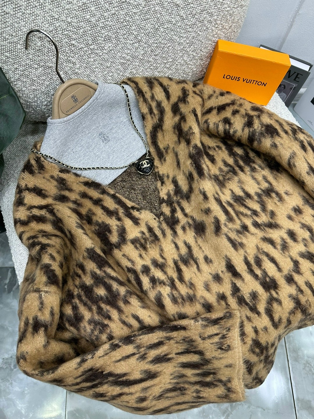 женский вязаный кардиган с леопардовым принтом,женский леопардовый принт вязаный кардиган,кардиган с леопардовым принтом,кардиган цвета хаки с леопардовым принтом,mcdv вязаный кардиган женский свитер