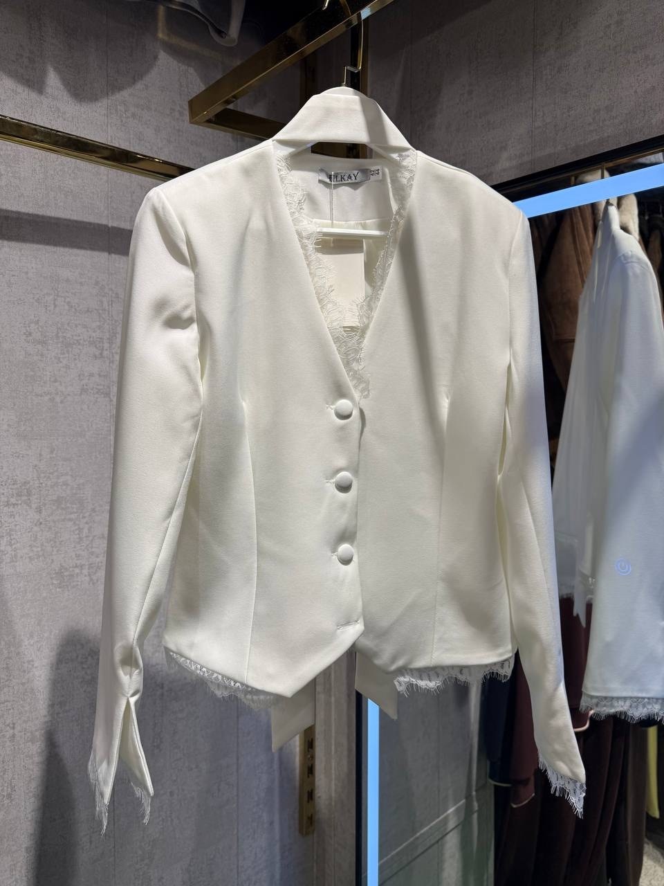 платье пиджак с кружевом,блейзер с кружевом,платье пиджак с гипюром,атласная юбка,пиджак с гипюром