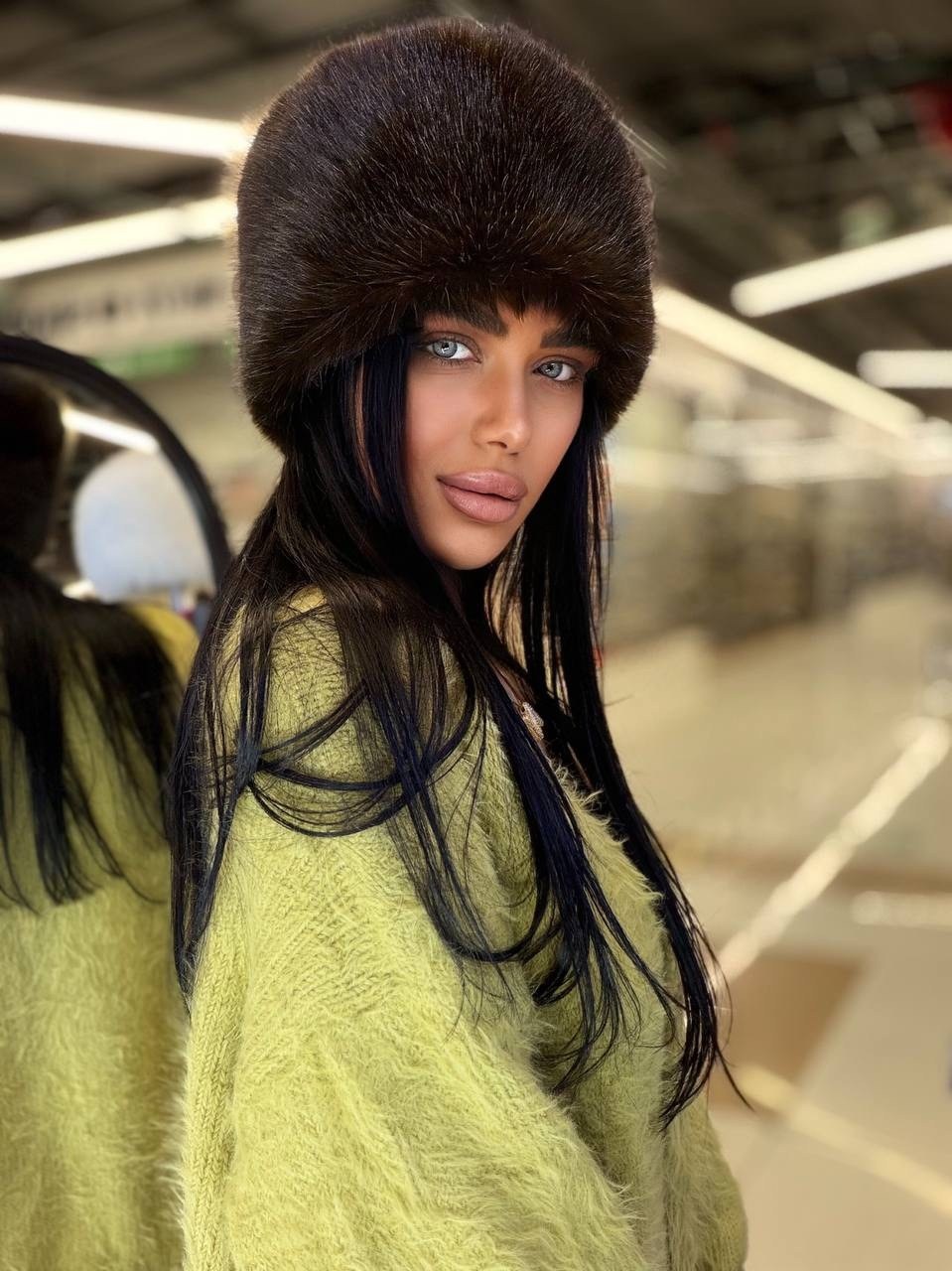 шапка зимняя меховая,меховая шапка,белая меховая шапка,девушка,меховая куртка