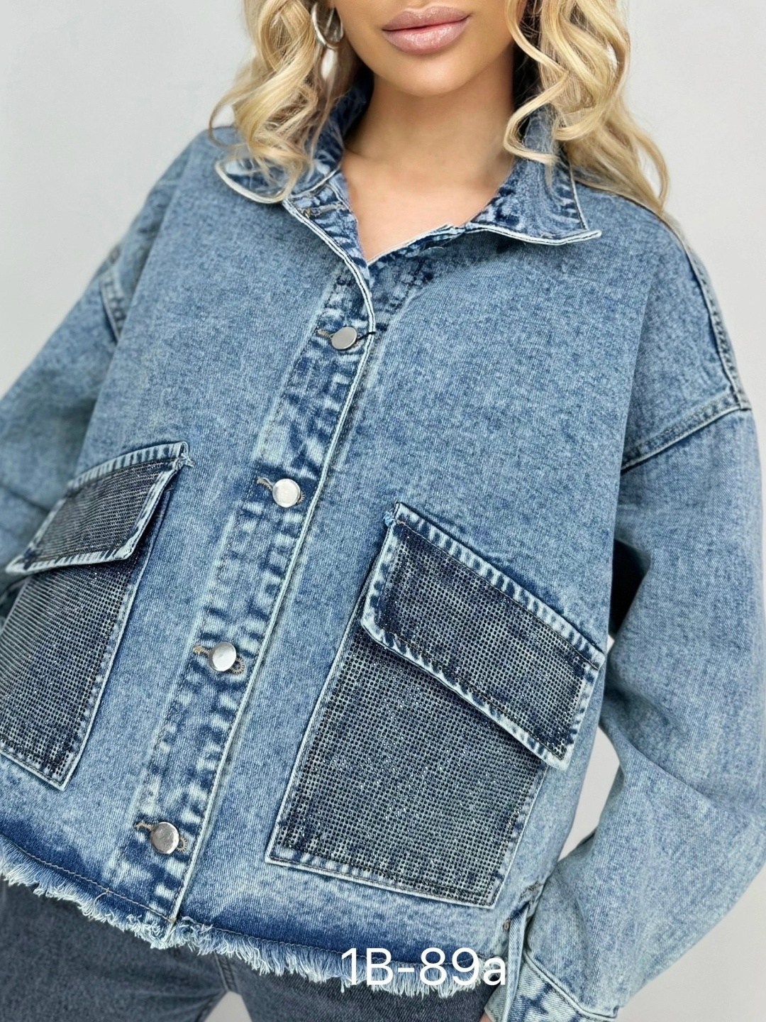 ветровка джинсовая оверсайз,джинсовая женская куртка,джинсовая куртка,женская джинсовая куртка с капюшоном,куртка джинсовая с капюшоном