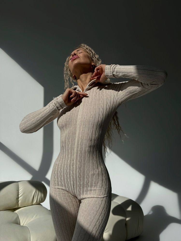 женский комбинезон,спортивный комбинезон,девушка,женский комбинезон на флисе,комбинезон белого цвета