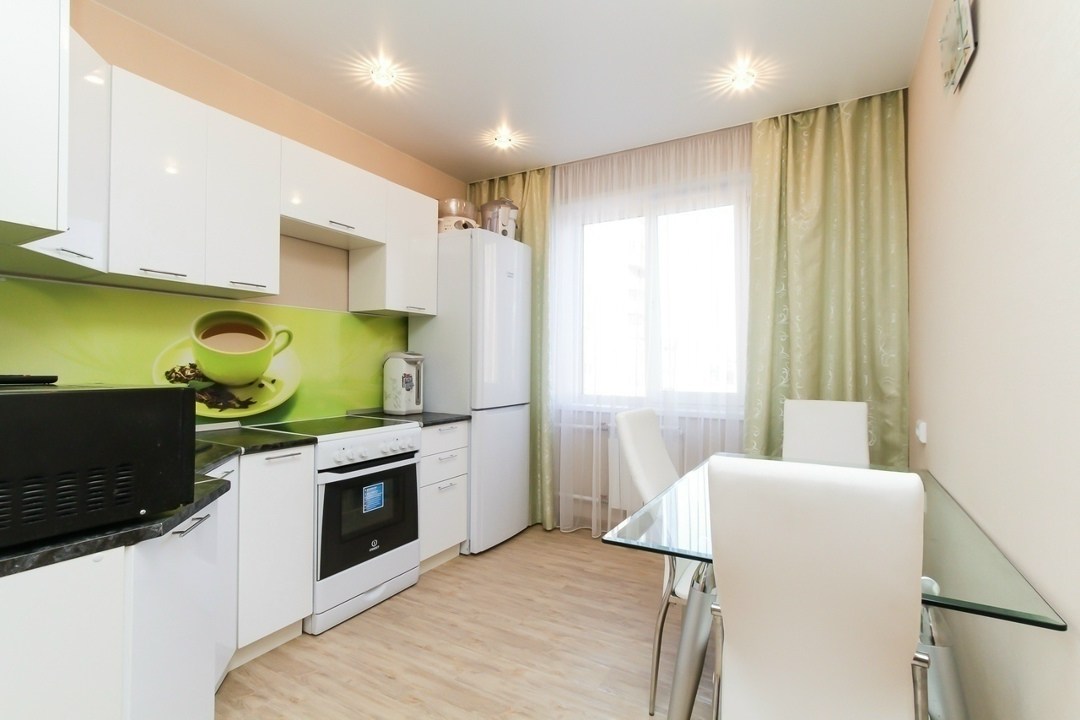 апартаменты нижний новгород,уютная однокомнатная квартира,большая кухня,однокомнатная квартира,кухня салатовая с белым