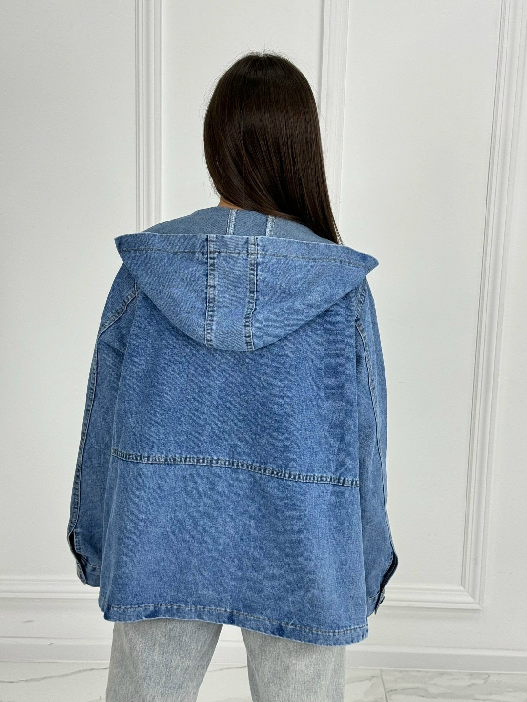 ветровка джинсовая оверсайз,джинсовая женская куртка,джинсовая куртка,женская джинсовая куртка с капюшоном,куртка джинсовая с капюшоном