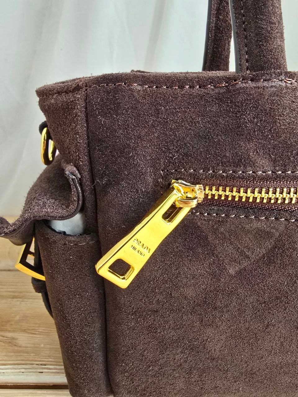 замшевая сумка prada,сумка prada,замшевая сумка,сумка женская замшевая,женская сумка из замши prada bonnie medium коричневая