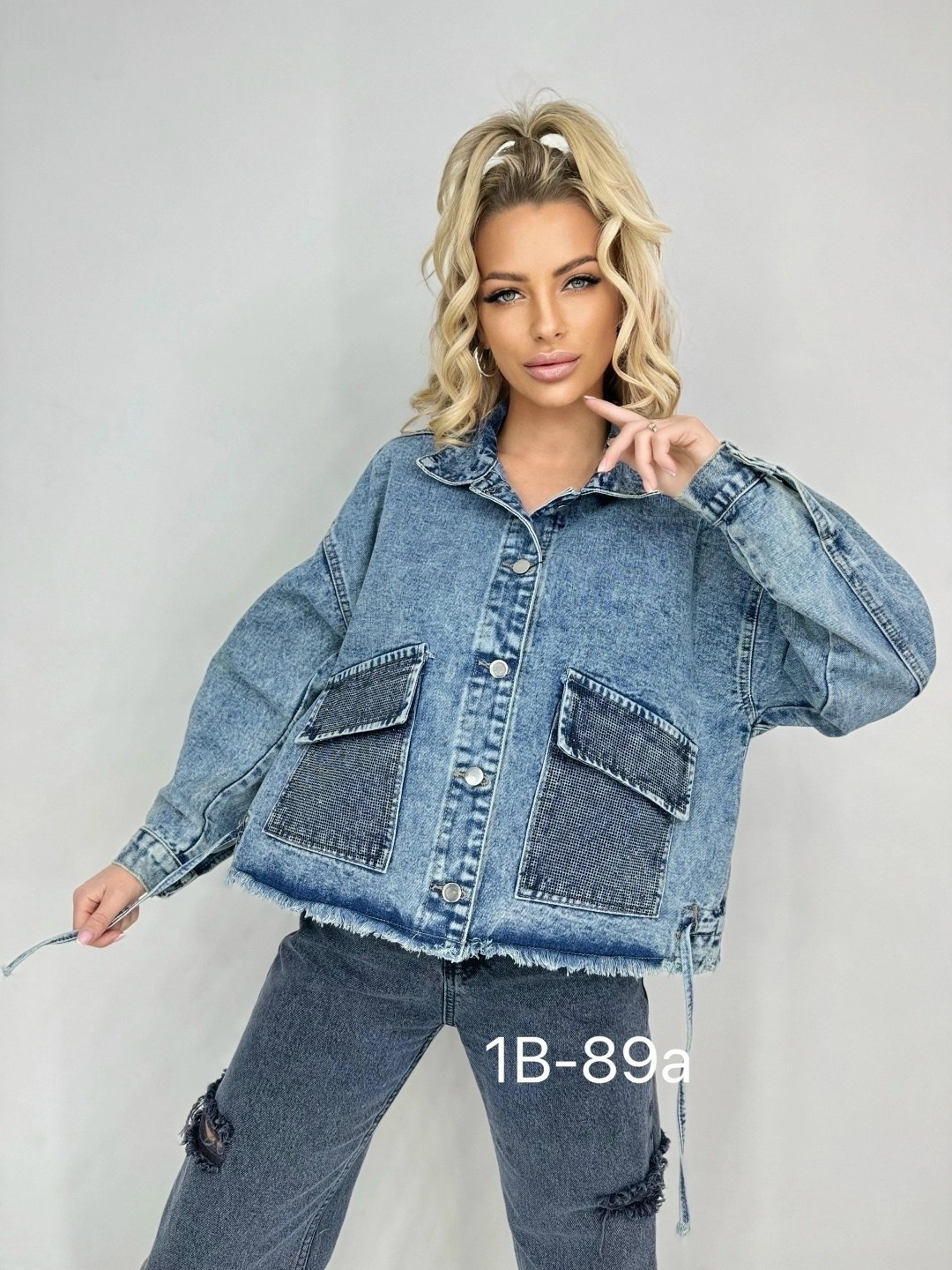 ветровка джинсовая оверсайз,джинсовая женская куртка,джинсовая куртка,женская джинсовая куртка с капюшоном,куртка джинсовая с капюшоном
