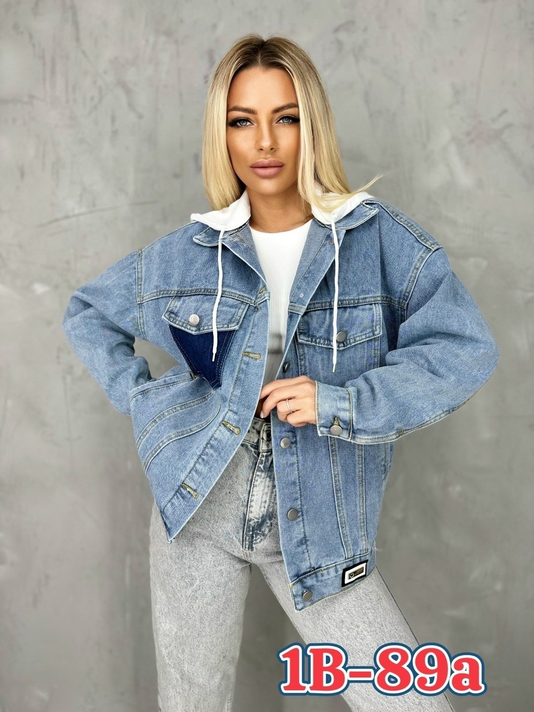 ветровка джинсовая оверсайз,джинсовая женская куртка,джинсовая куртка,женская джинсовая куртка с капюшоном,куртка джинсовая с капюшоном