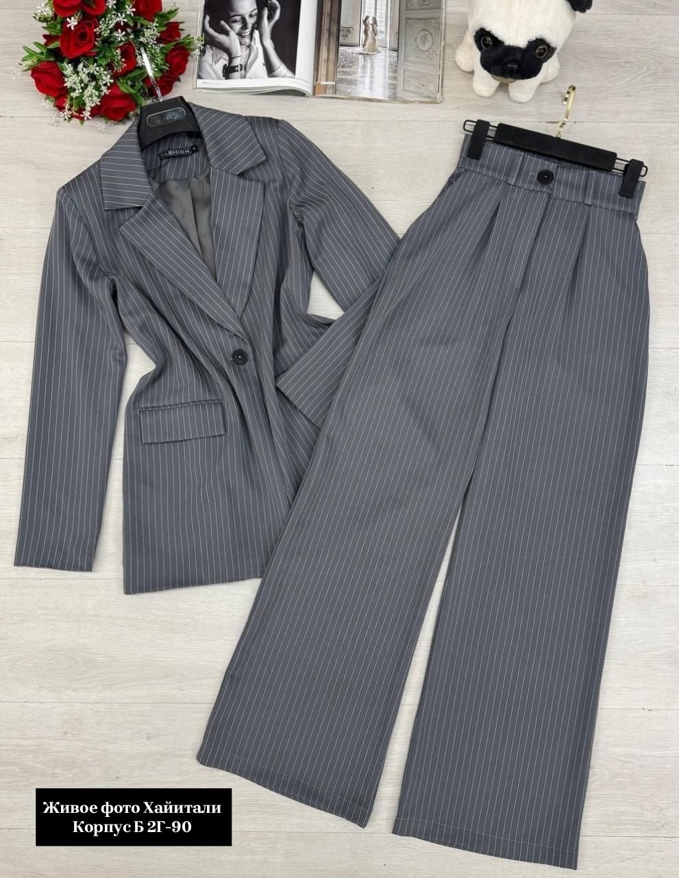серый брючный костюм,костюм деловой женский,женские костюмы в полоску,костюм двойка,брючный костюм