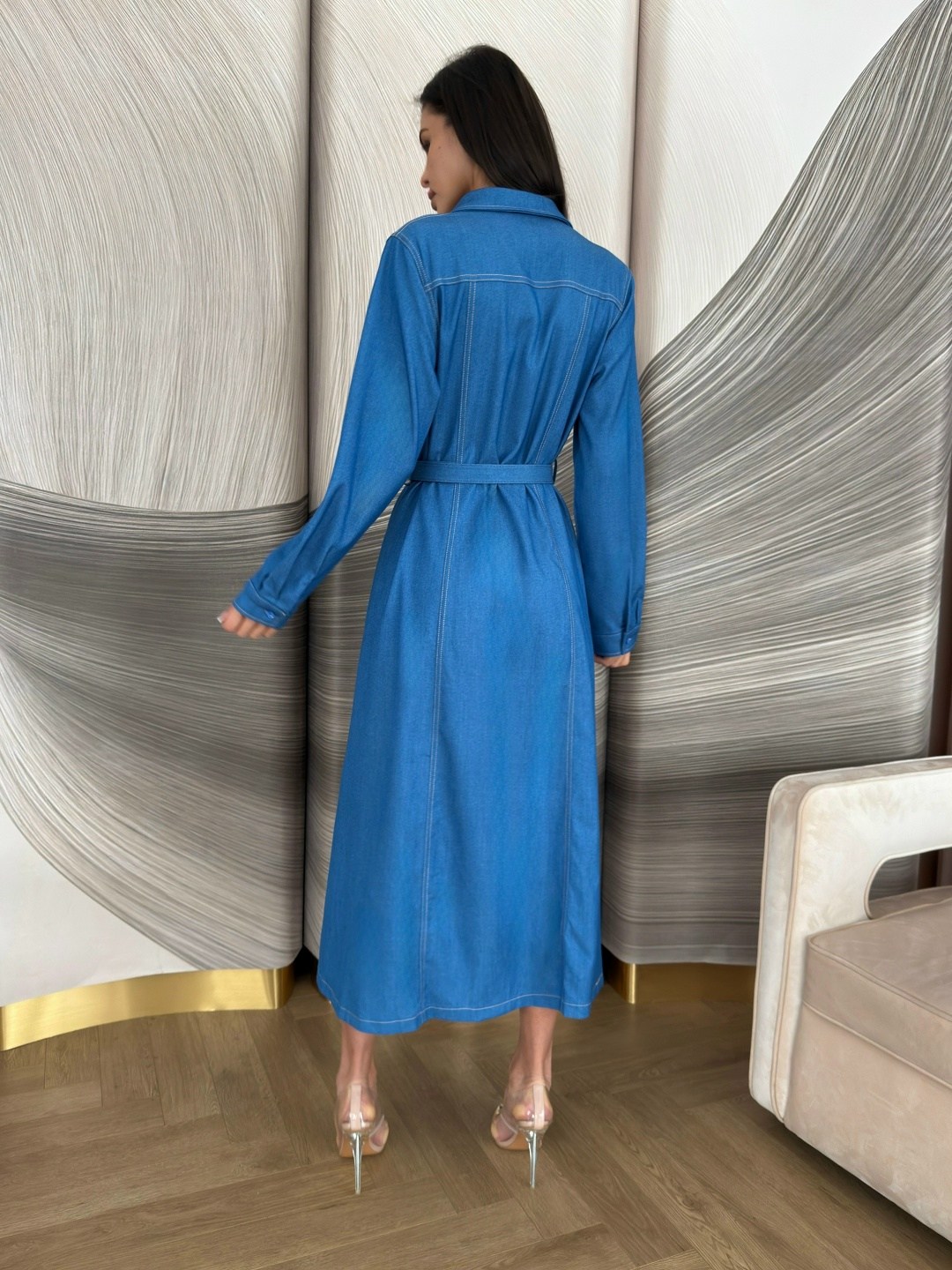 джинсовое платье-рубашка длины миди,джинсовое платье,женское джинсовое платье,джинсовое платье миди,джинсовое платье рубашка