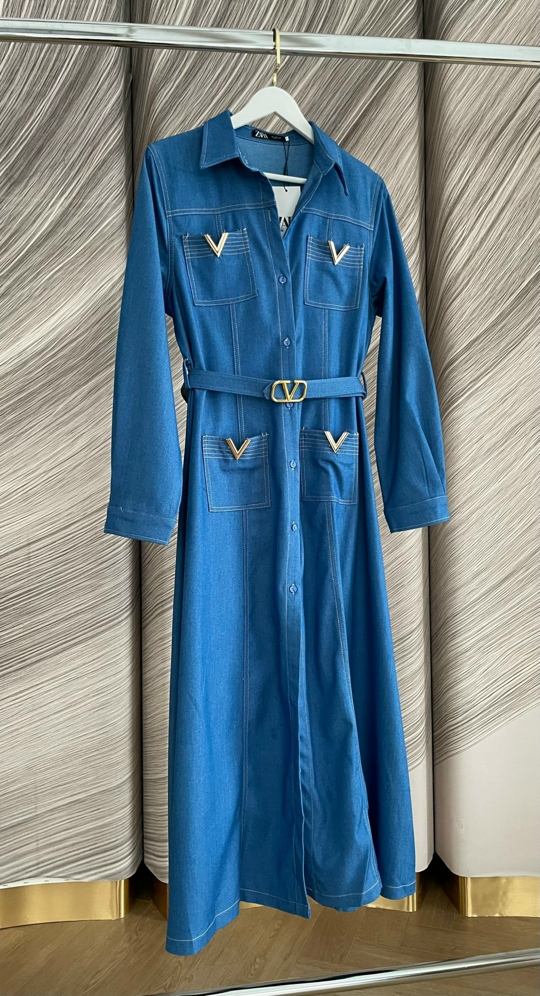 джинсовое платье-рубашка длины миди,джинсовое платье,женское джинсовое платье,джинсовое платье миди,джинсовое платье рубашка