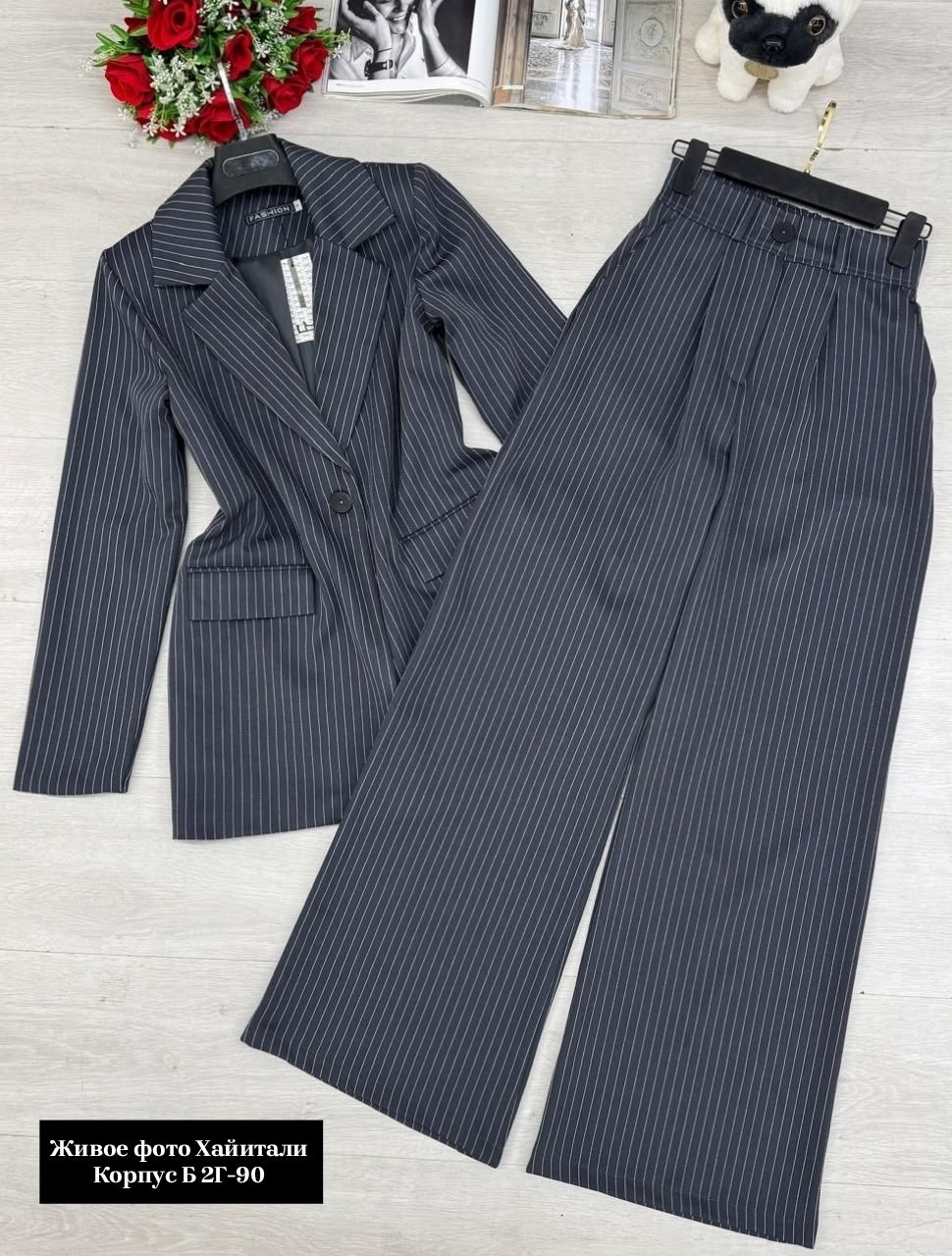 серый брючный костюм,костюм деловой женский,женские костюмы в полоску,костюм двойка,брючный костюм