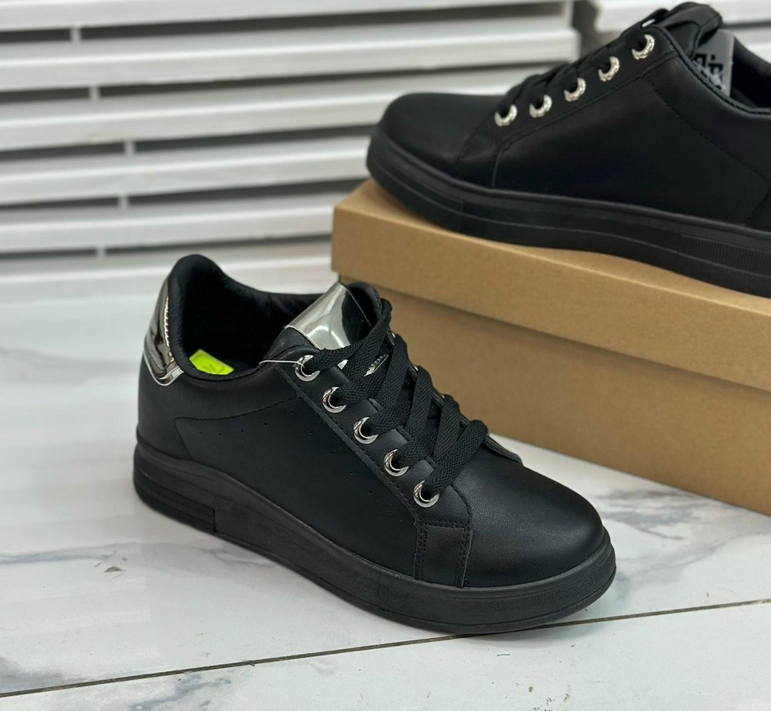 ,женские кроссовки,кроссовки модные,обуви,женские белые кроссовки