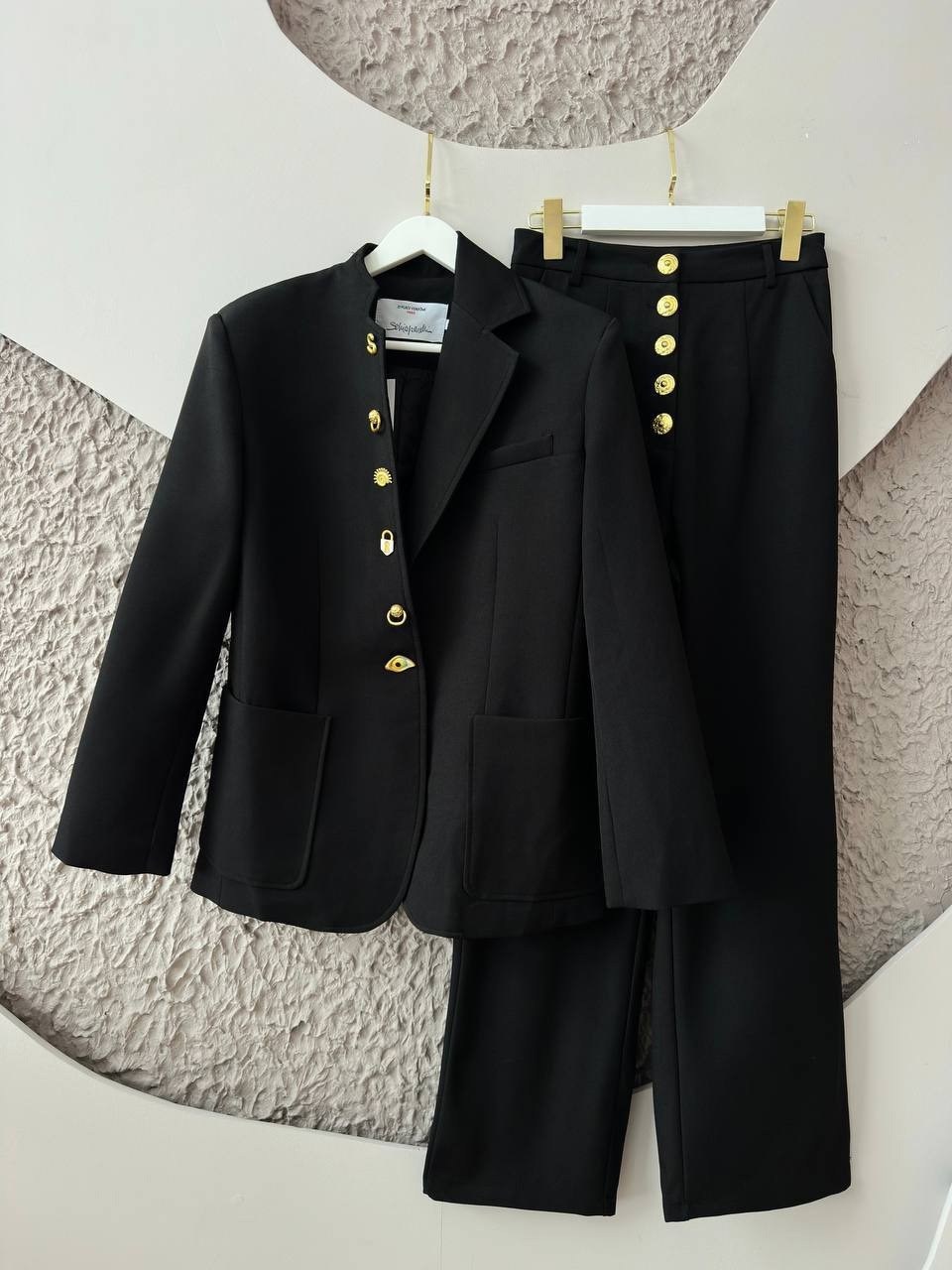 женский брючный костюм gizart 1137a,женский брючный костюм,классический костюм женский,черный брючный костюм с золотыми пуговицами для женщин,черный брючный костюм с золотыми пуговицами maritel