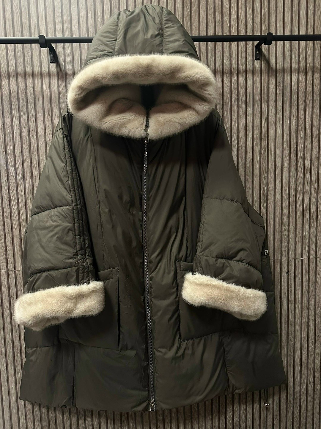 зимняя куртка,бомбер пуховик с капюшоном оливковый с мехом норки,пуховик,женская зимняя куртка,пуховик зимний с мехом куртка теплая шуба