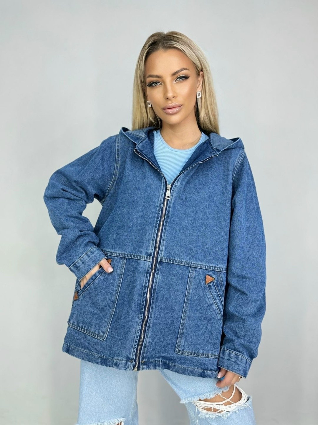 ветровка джинсовая оверсайз,джинсовая женская куртка,джинсовая куртка,женская джинсовая куртка с капюшоном,куртка джинсовая с капюшоном