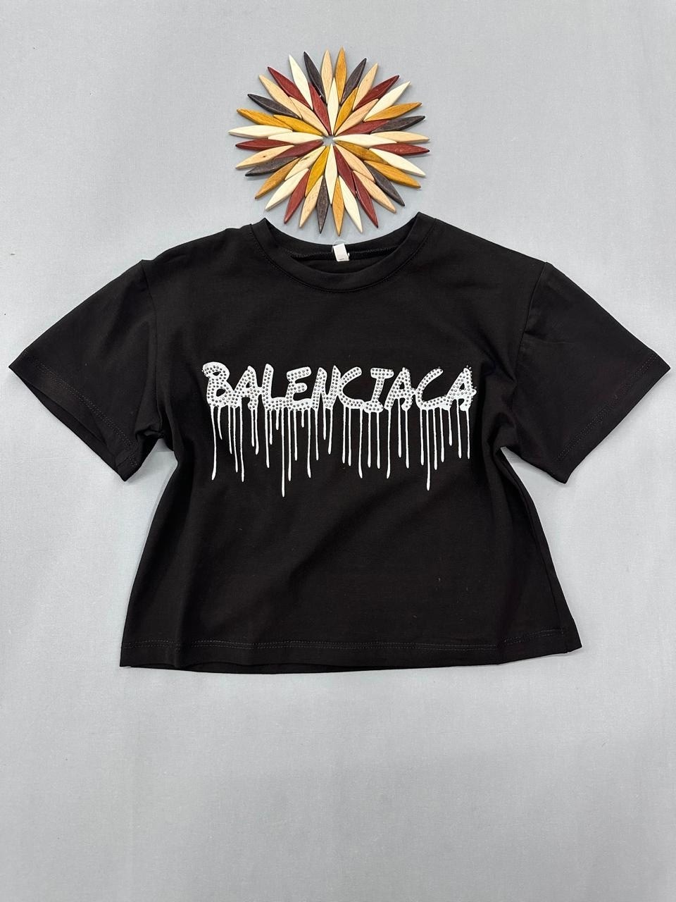 футболка balenciaga,баленсиага футболка,логотип баленсиага на футболке,футболки с логотипами,футболка