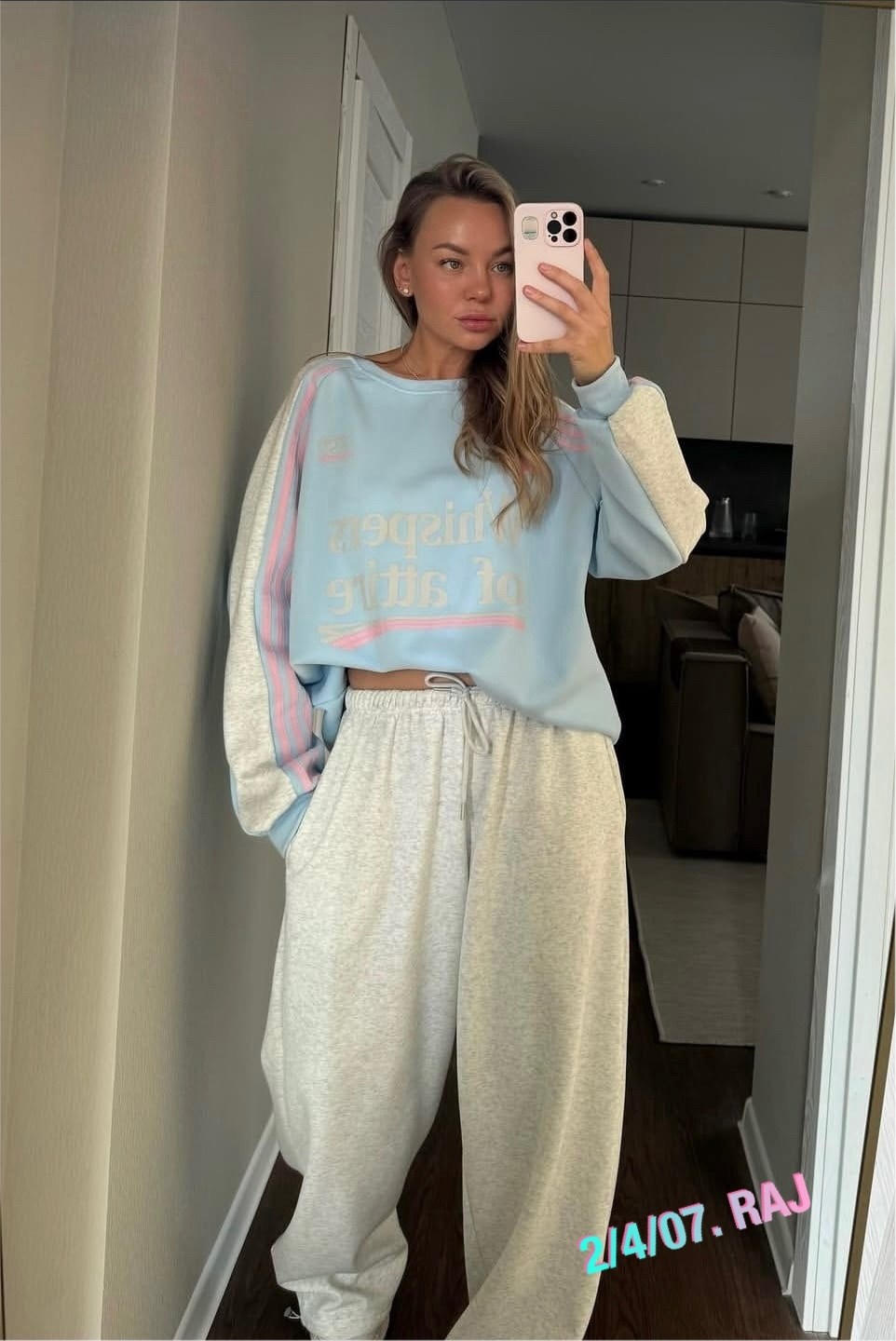 свитшот attire свободного кроя,женские костюмы оверсайз,костюм двойка в стиле oversize,оверсайз толстовка,свитшот attire