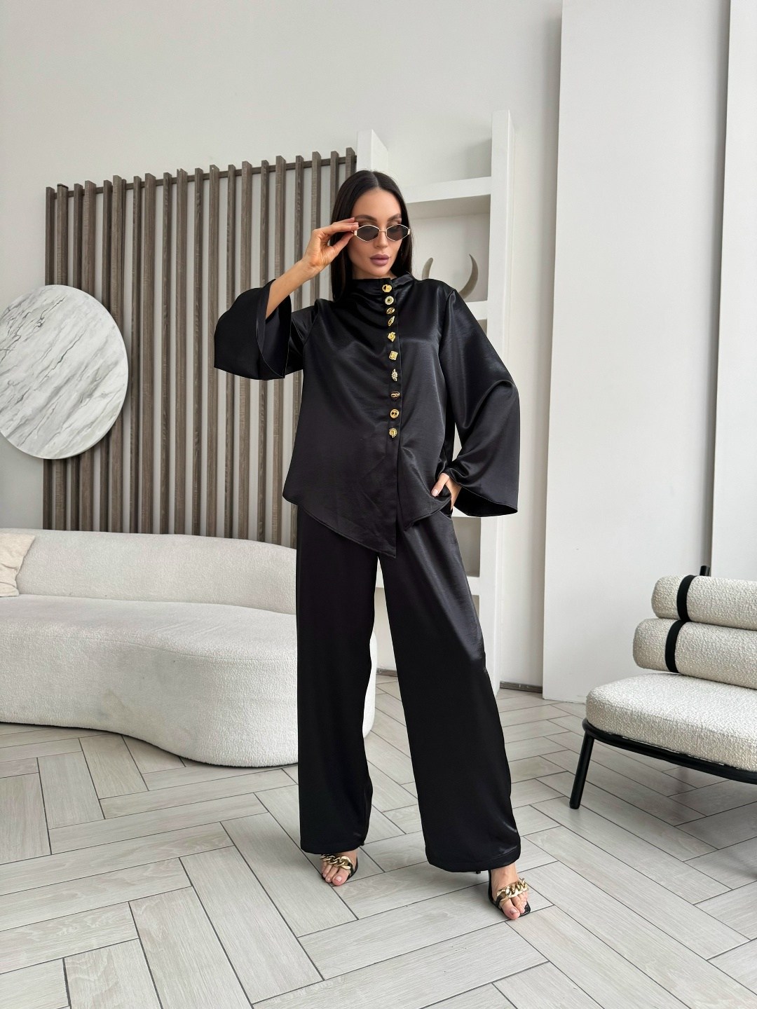 шелковый костюм брючный marsi marsianova,костюм брючный атласный оверсайз с рубашкой двойка marusia siberia,атласный брючный костюм,атласный костюм женский в пижамном стиле,атласный костюм