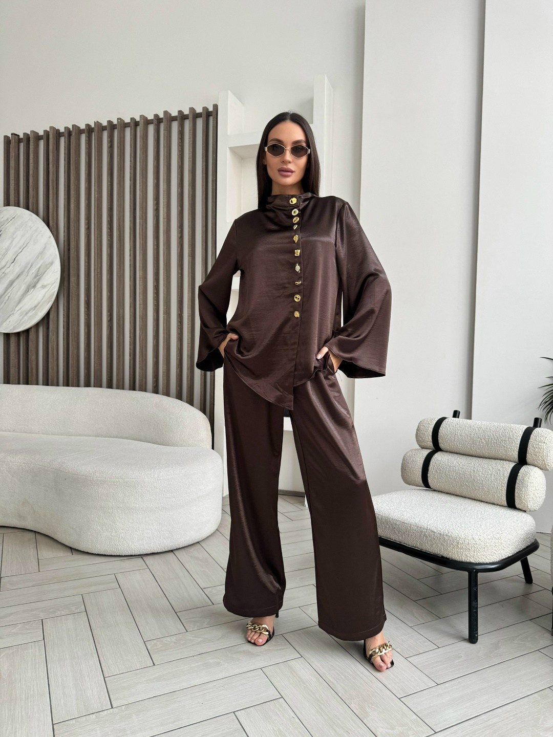 шелковый костюм брючный marsi marsianova,костюм брючный атласный оверсайз с рубашкой двойка marusia siberia,атласный брючный костюм,атласный костюм женский в пижамном стиле,атласный костюм