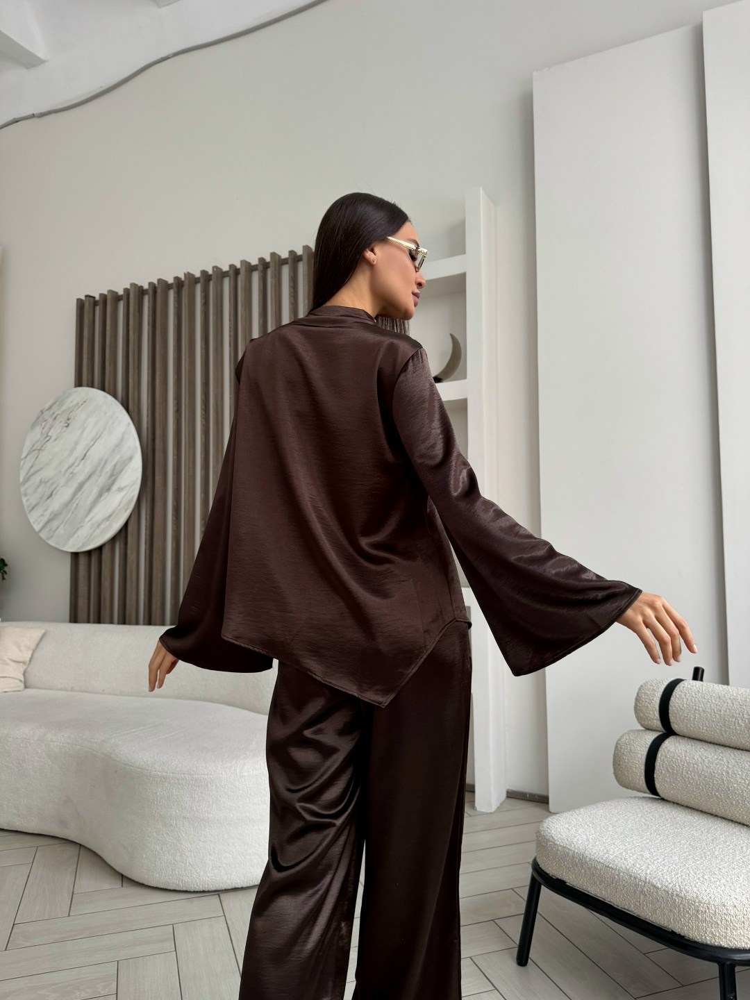 шелковый костюм брючный marsi marsianova,костюм брючный атласный оверсайз с рубашкой двойка marusia siberia,атласный брючный костюм,атласный костюм женский в пижамном стиле,атласный костюм