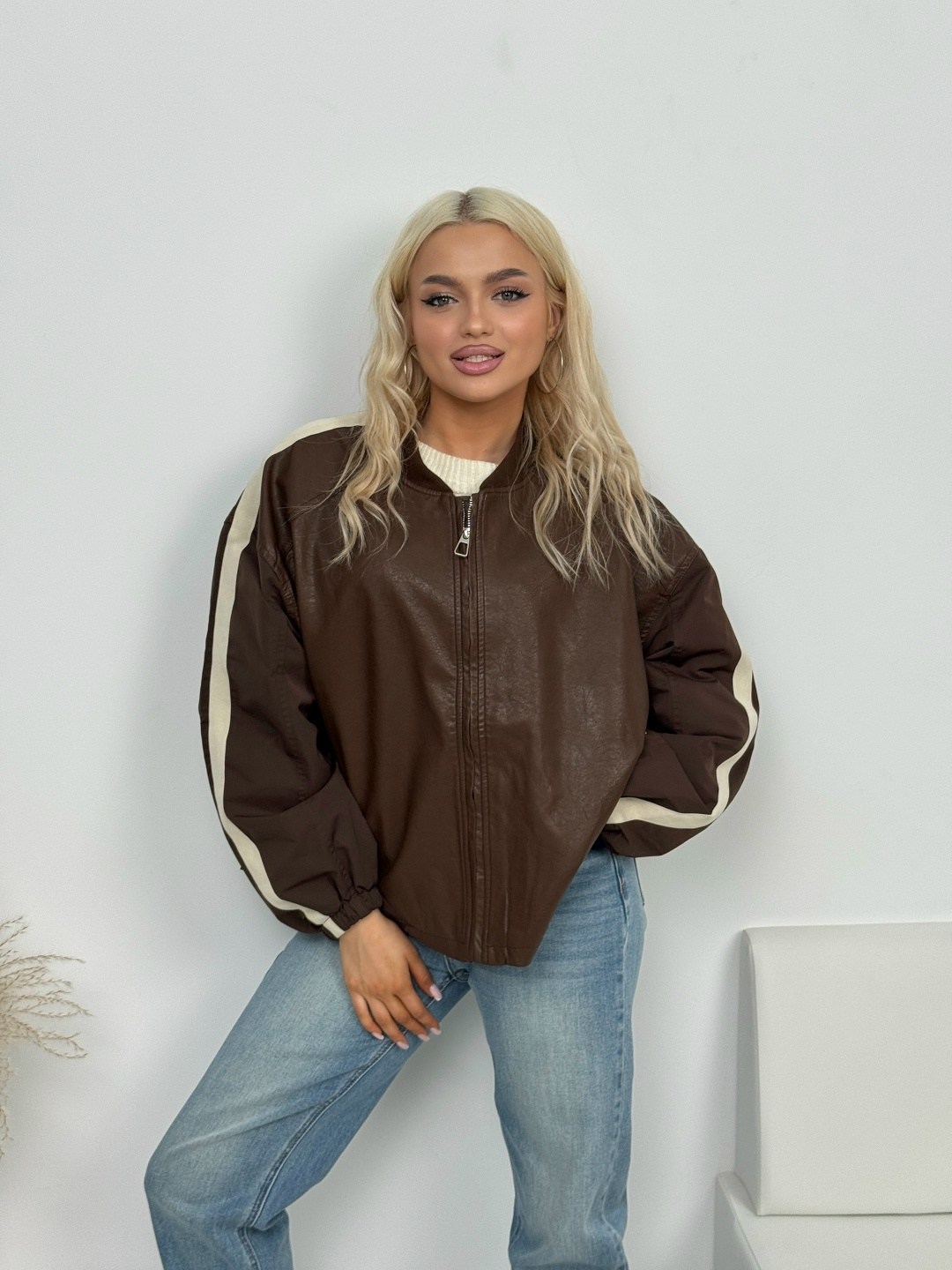 коричневая кожаная куртка-бомбер оверсайз bolongaro trevor,коричневая куртка-бомбер оверсайз из искусственной кожи topshop,куртка-бомбер свободного кроя topshop из искусственной кожи коричневого цвета