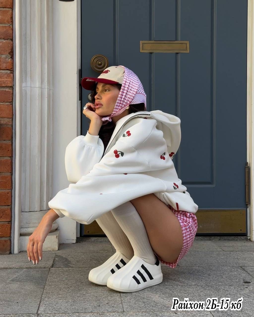 зип худи оверсайз на молнии с принтом,женское худи оверсайз,зипка худи оверсайз теплая на молнии с принтом ягодки marvik brend,модная толстовка,женская толстовка с капюшоном