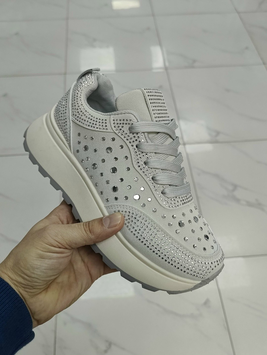 ,женские кроссовки,черные кроссовки,кроссовки для женщин,спортивная