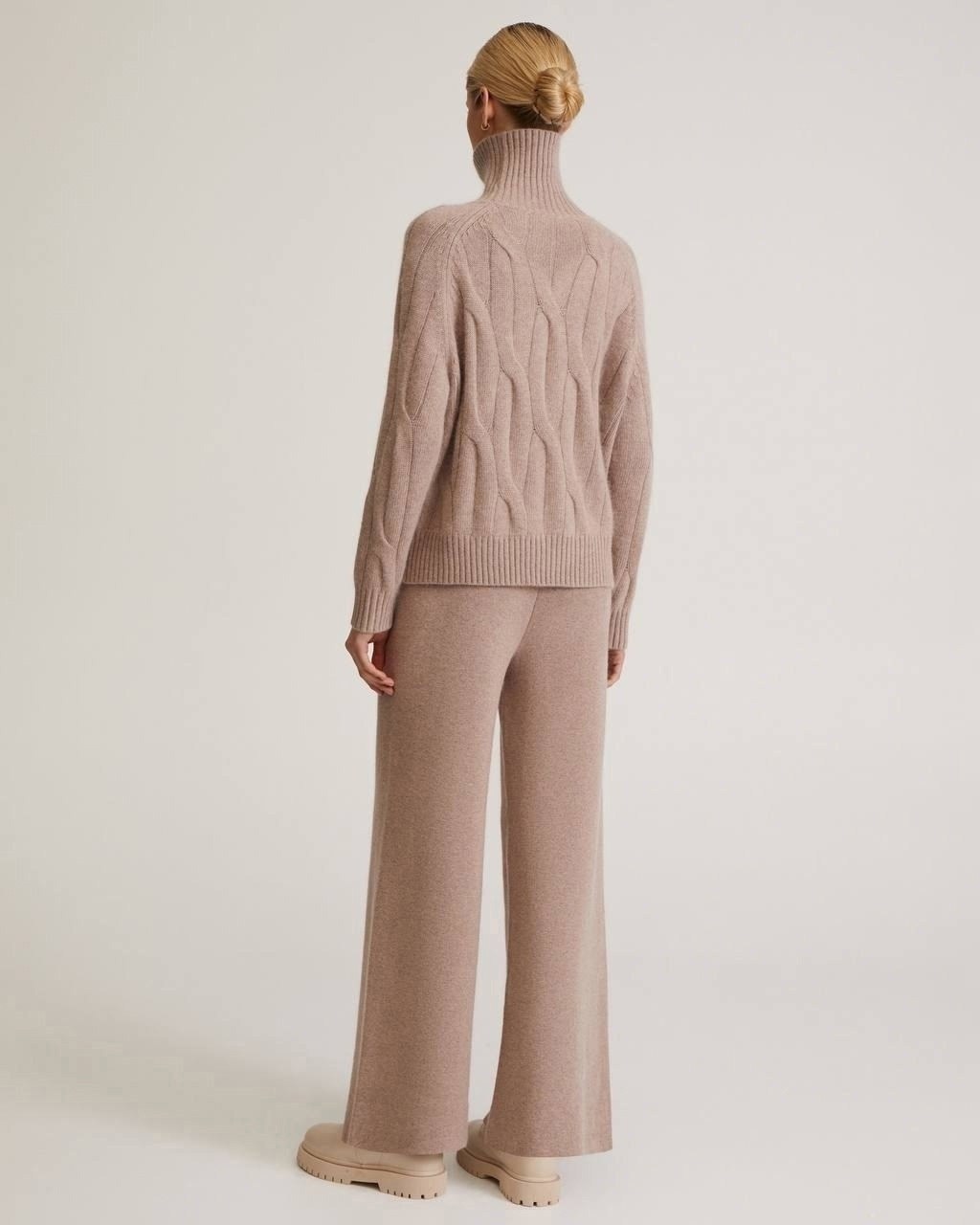 вязаный костюм женский,свитер с высоким воротником,свитер с высоким воротом,бежевый джемпер,кашемировый джемпер женский спицами