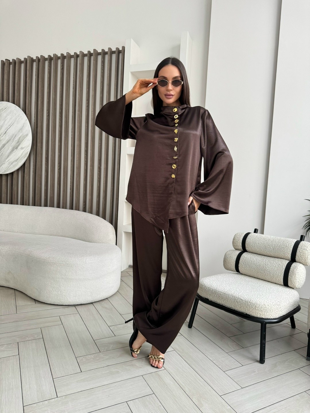 шелковый костюм брючный marsi marsianova,костюм брючный атласный оверсайз с рубашкой двойка marusia siberia,атласный брючный костюм,атласный костюм женский в пижамном стиле,атласный костюм