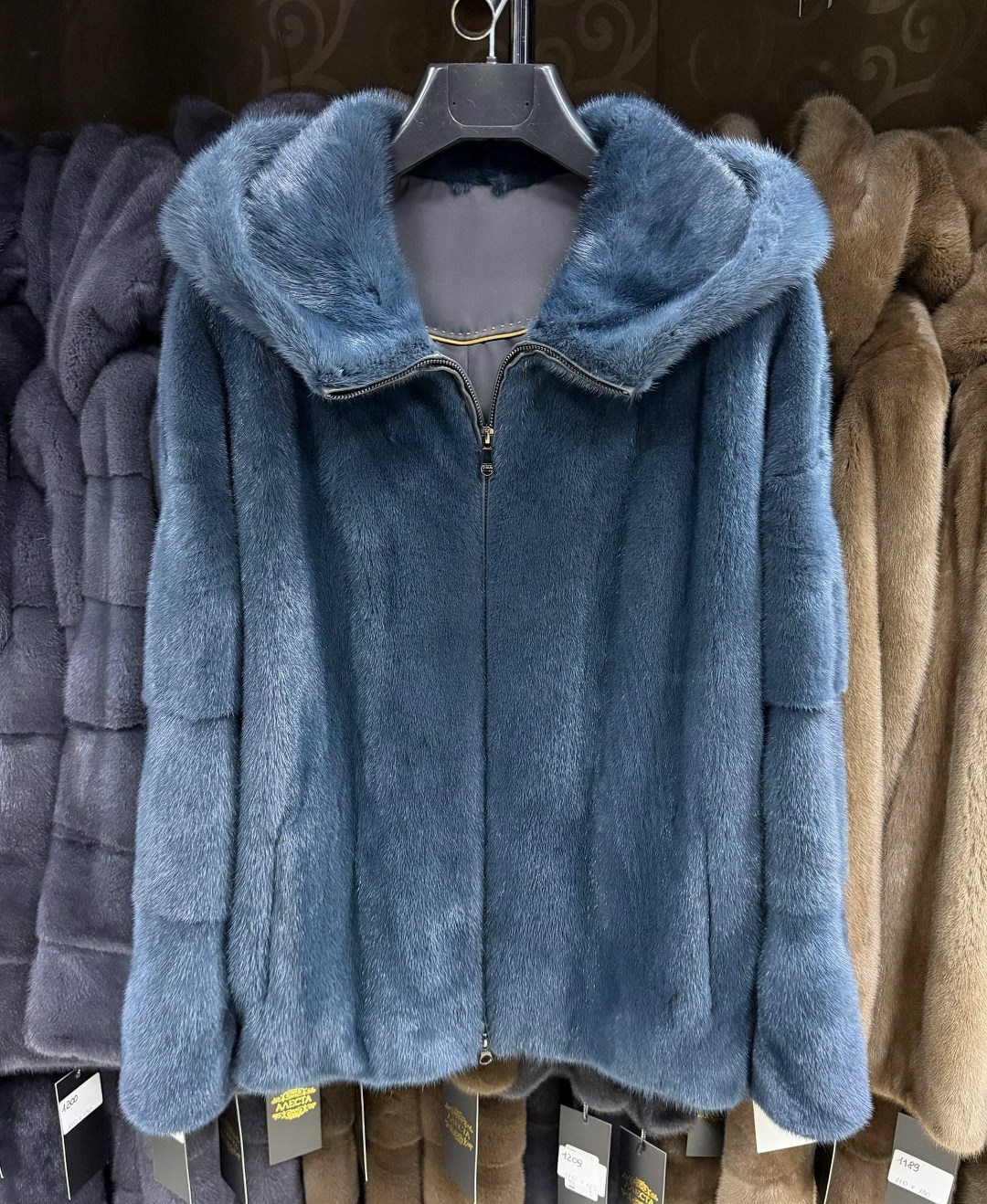 норковая шуба,шуба искусственная под норку с капюшоном,норковая шуба с капюшоном,шубка из меха европейской норки с капюшоном цвет голубой,голубая норка шуба