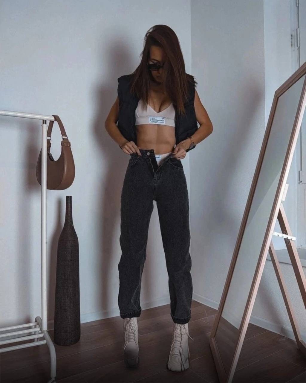 женские повседневные джинсы,женские джинсы,белые джинсы и черный топ,джинсы стильные,джинсы с разрезом