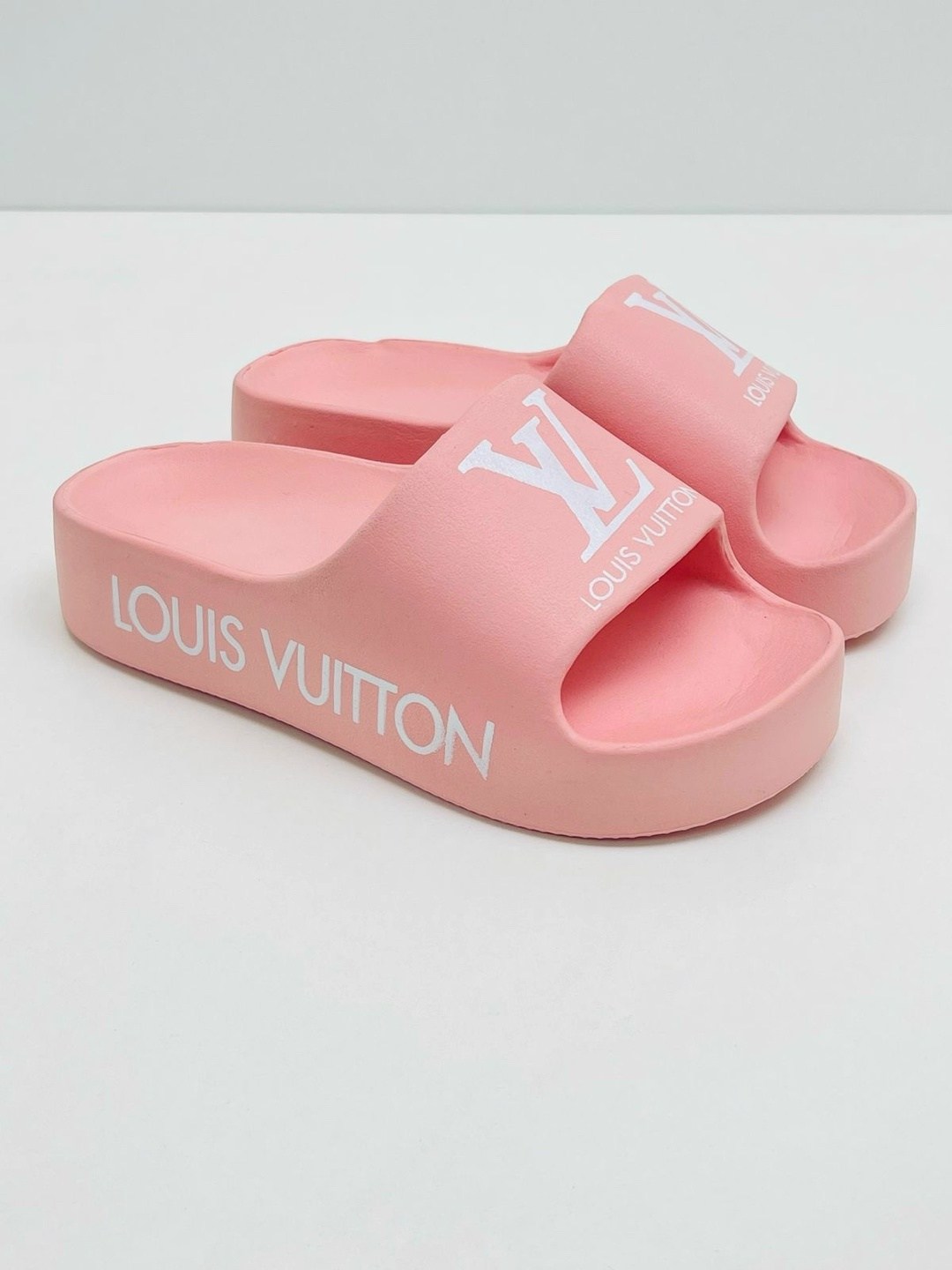 ,шлепанцы женские,тапочки louis vuitton,шлепки женские,тапочки резиновые женские