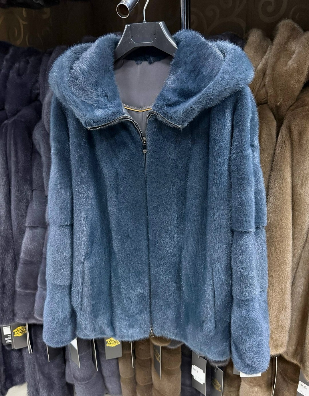 норковая шуба,шуба искусственная под норку с капюшоном,норковая шуба с капюшоном,шубка из меха европейской норки с капюшоном цвет голубой,голубая норка шуба