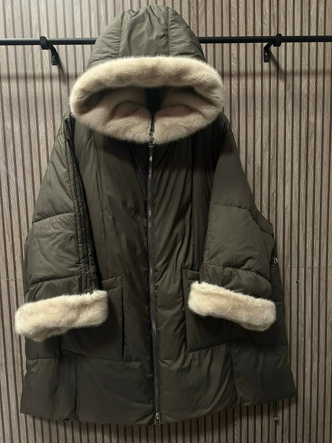 зимняя куртка,бомбер пуховик с капюшоном оливковый с мехом норки,женская зимняя куртка,зимние куртки-пуховики для женщин с большим воротником из лисьего меха,пуховик