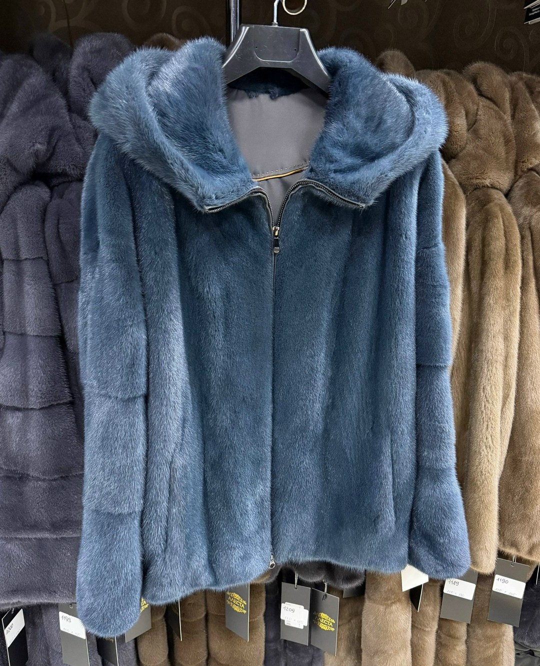 норковая шуба,шуба искусственная под норку с капюшоном,норковая шуба с капюшоном,шубка из меха европейской норки с капюшоном цвет голубой,голубая норка шуба