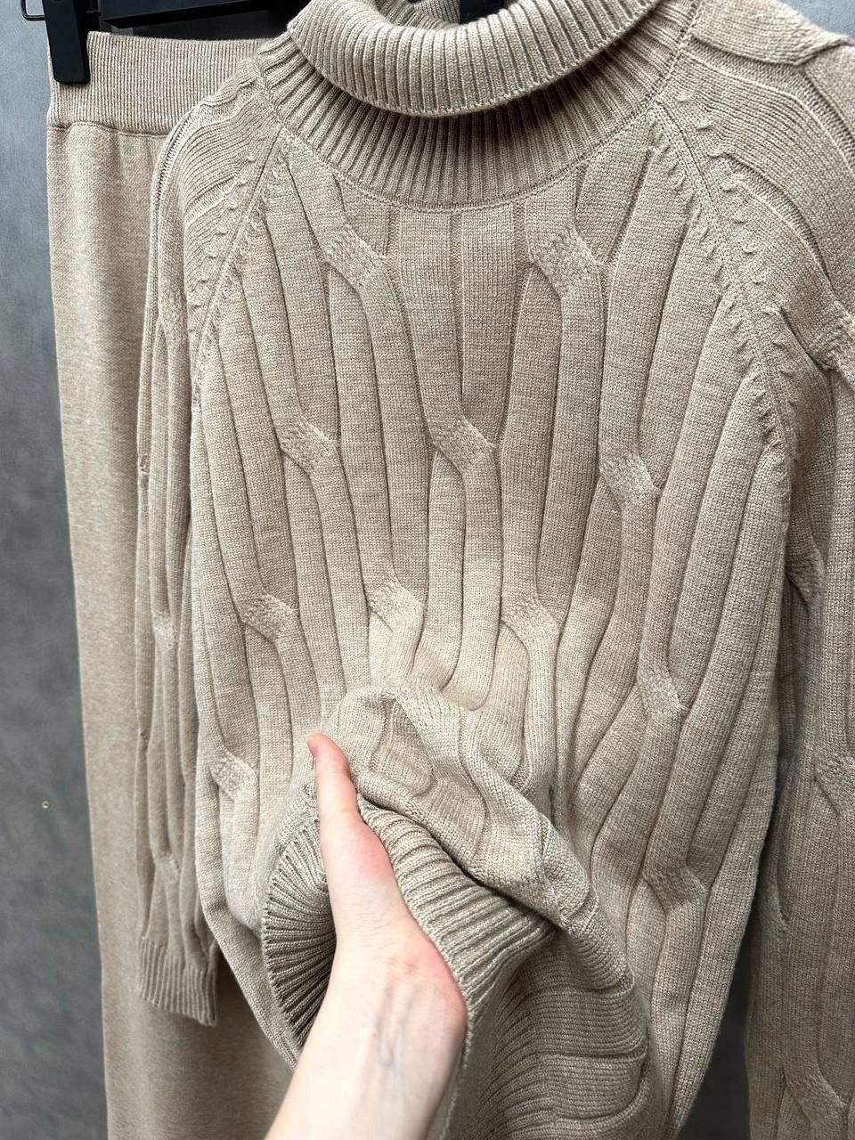 вязаный костюм женский,свитер с высоким воротником,свитер с высоким воротом,бежевый джемпер,кашемировый джемпер женский спицами